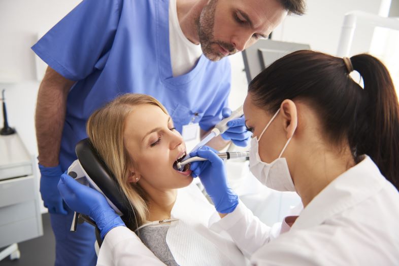 همه‌ چیز درباره‌ی وظایف دستیار دندانپزشک